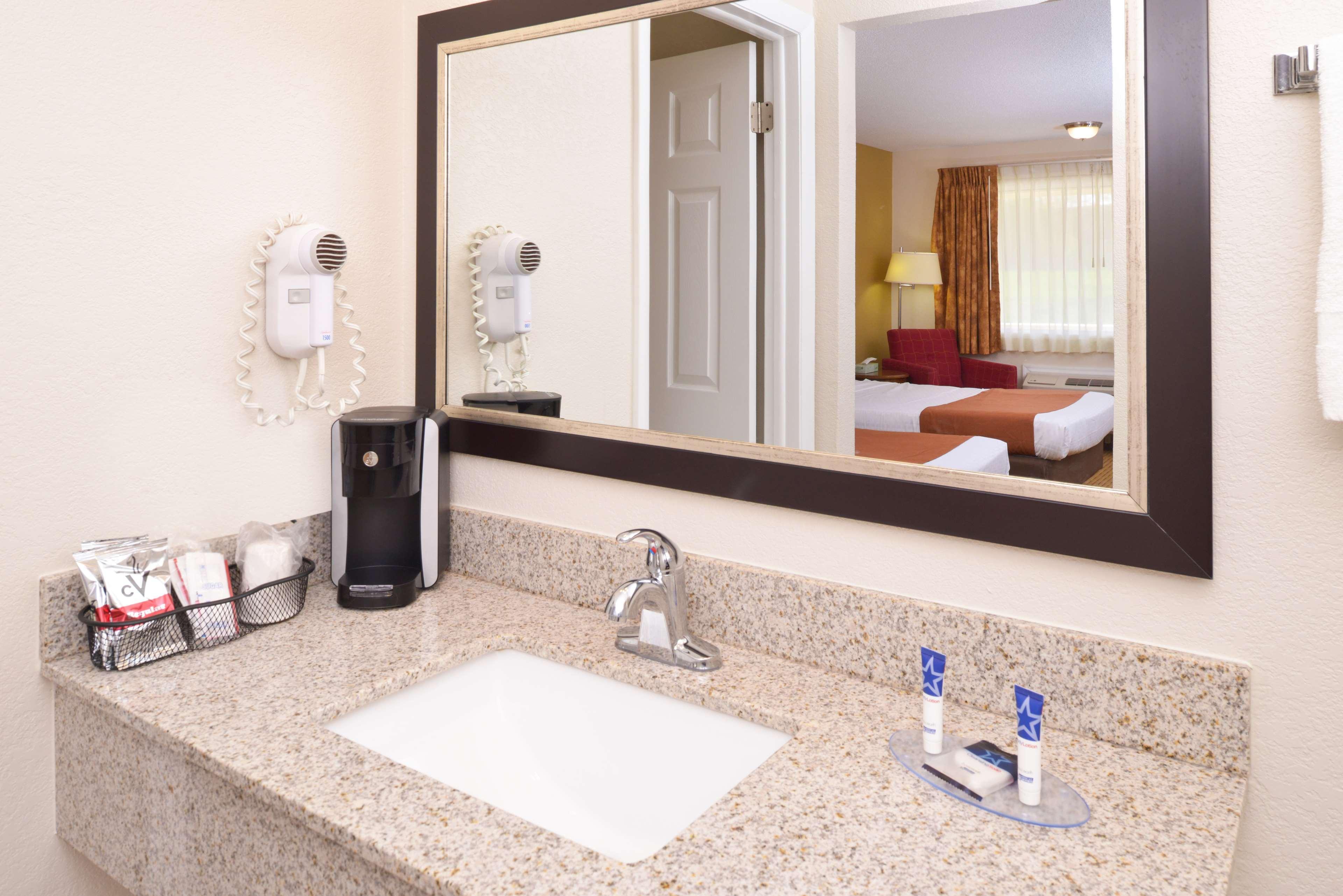 Americas Best Value Inn Plattsburgh Exterior photo