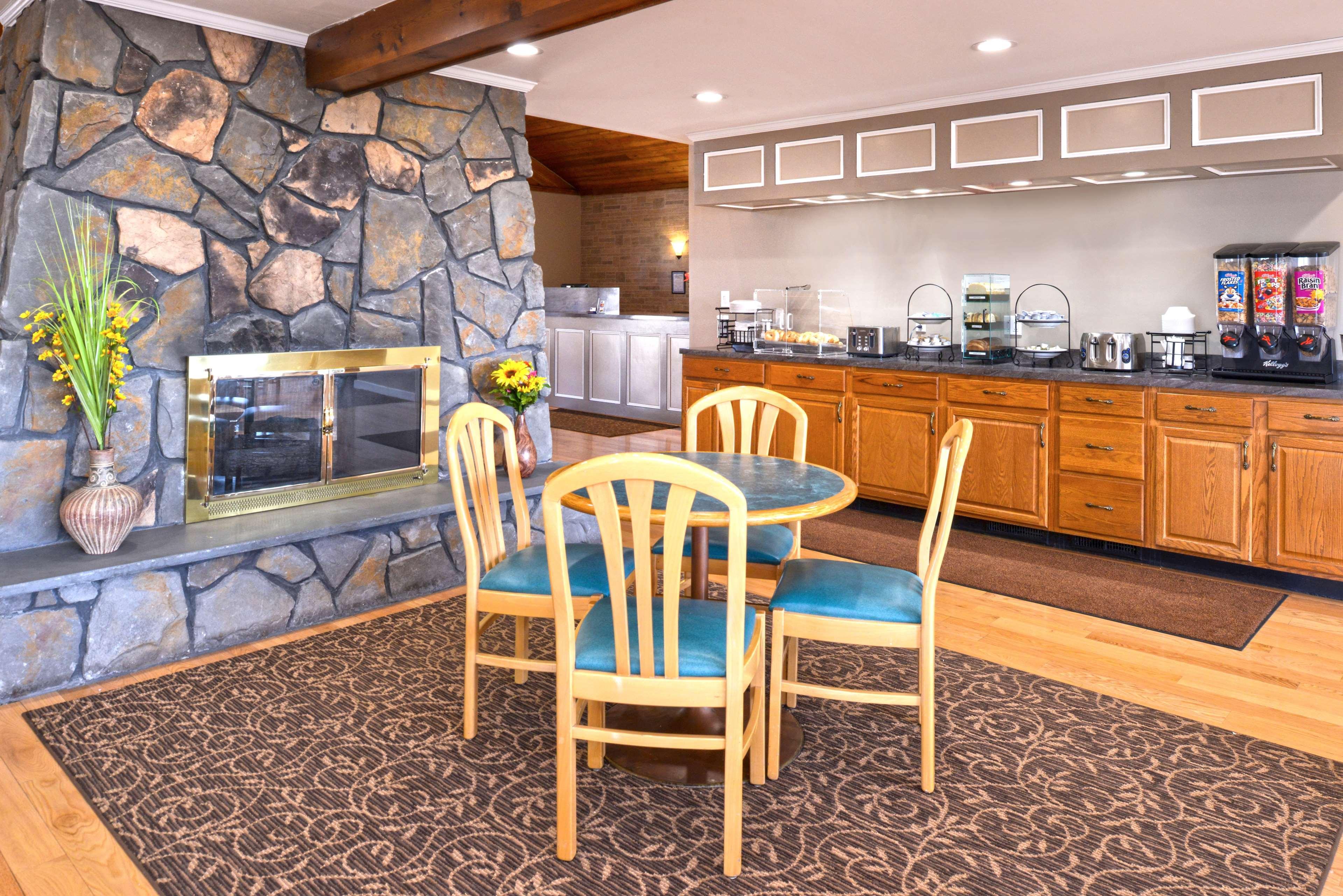 Americas Best Value Inn Plattsburgh Exterior photo