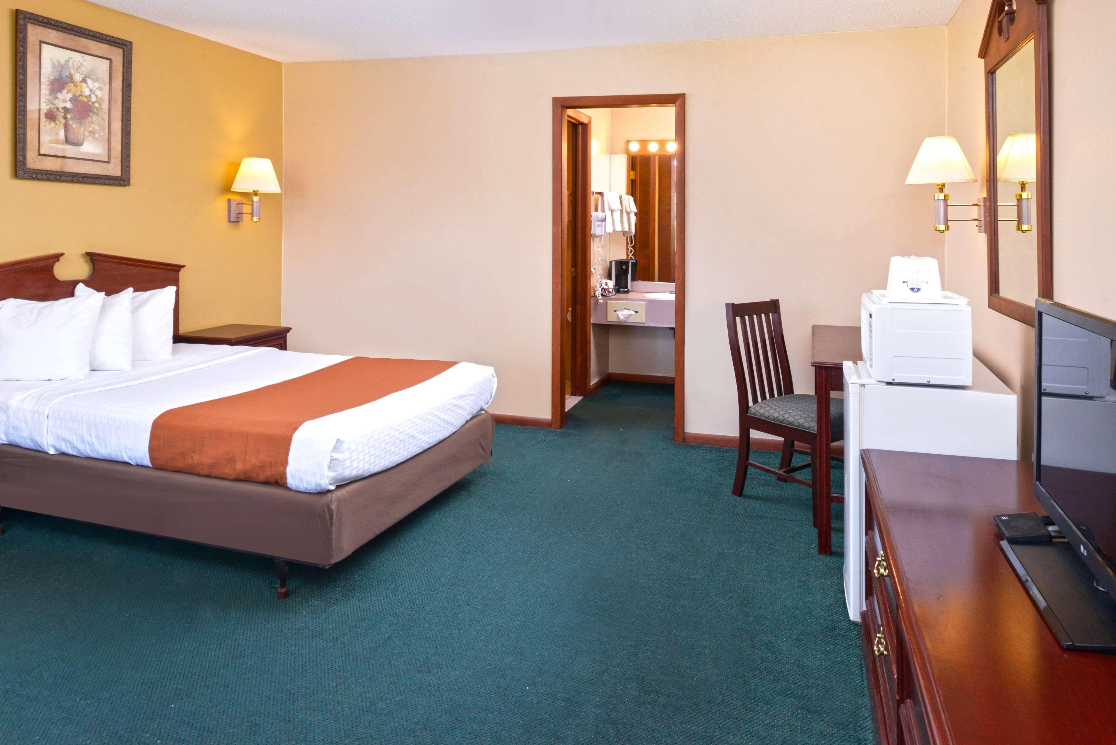 Americas Best Value Inn Plattsburgh Exterior photo