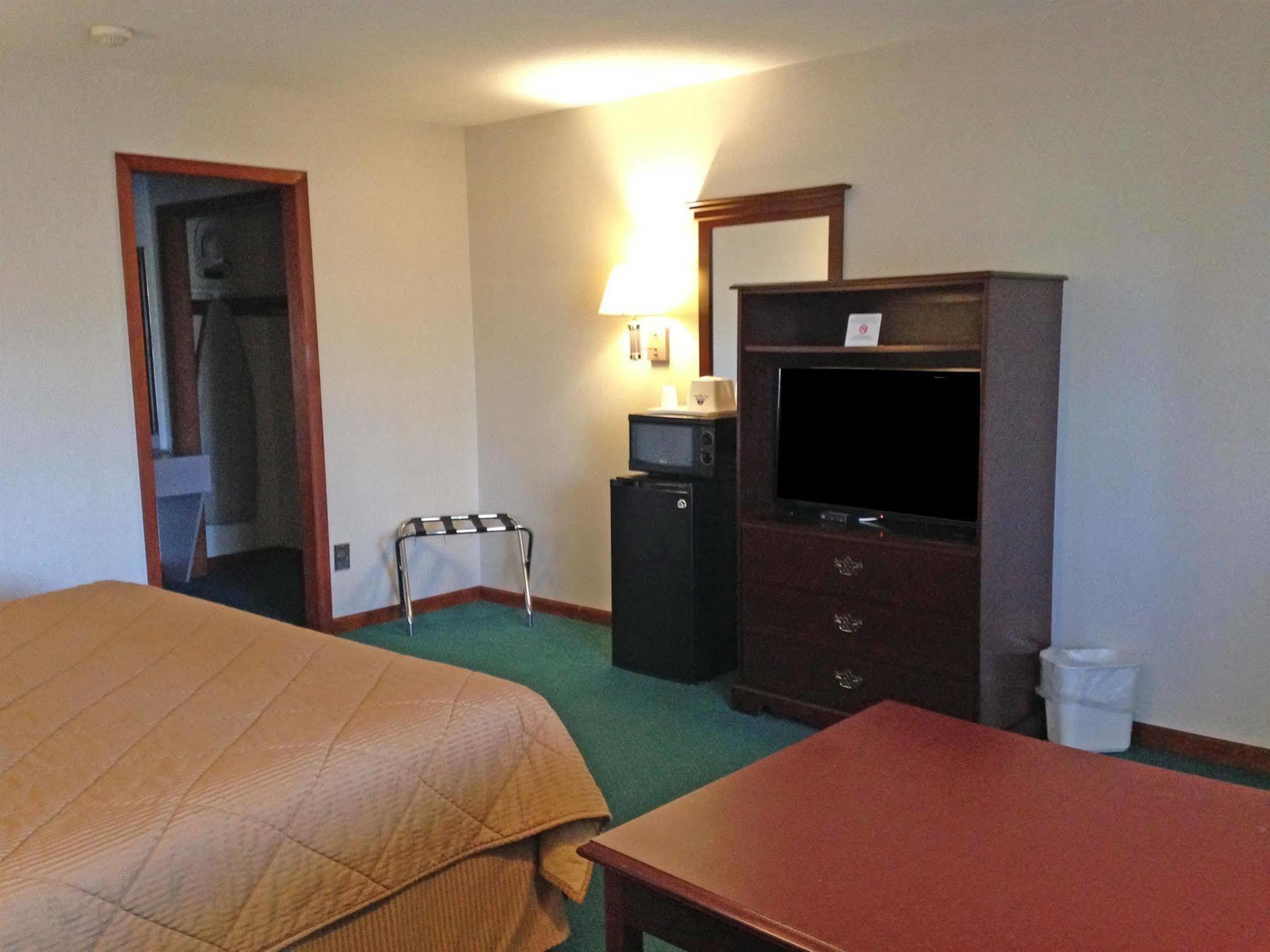 Americas Best Value Inn Plattsburgh Exterior photo