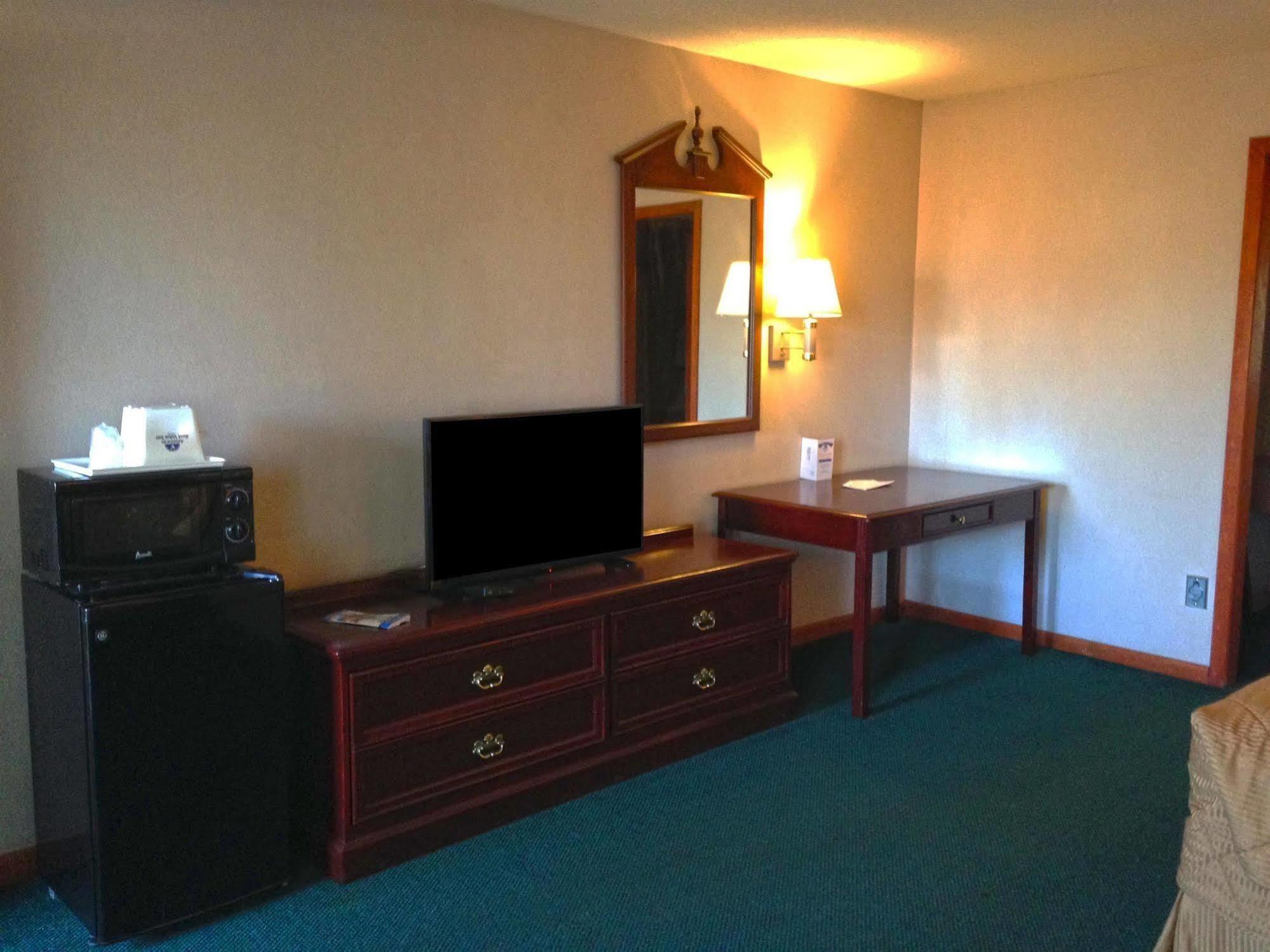 Americas Best Value Inn Plattsburgh Exterior photo