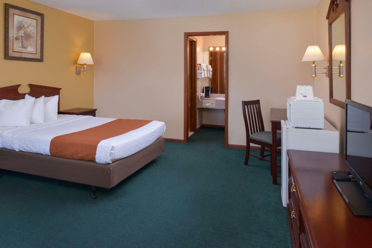 Americas Best Value Inn Plattsburgh Exterior photo
